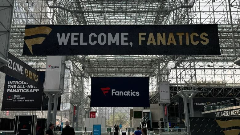 Kevin Durant Traded to Rockets While on Stage at Fanatics Fest